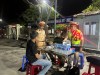 Lực lượng CSGT kiểm tra đối với lái xe có dấu hiệu vi phạm - Ảnh: VGP