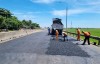 Các đơn vị thi công sửa chữa mặt đường bị hư hỏng trên Quốc lộ 1 đoạn qua tỉnh Phú Yên. Ảnh: TTXVN