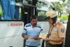 Lực lượng Cảnh sát giao thông kiểm tra giấy tờ của chủ phương tiện vi phạm giao thông.