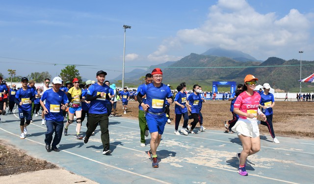 Ông Khuất Việt Hùng, Phó Chủ tịch Chuyên trách Uỷ ban ATGT Quốc gia cùng các VĐV tham dự giải Giải Marathon vì an toàn giao thông năm 2023 tại miền núi tỉnh Kon Tum- Ảnh: VGP/Dương Nương